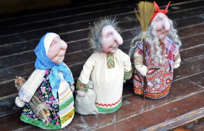 Izmaylovsky Vernisazh 21 babushka dolls